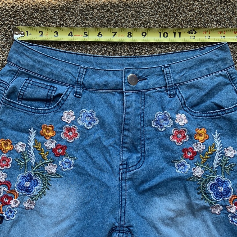 Flower embroidered high rise flare jeans - Picture 10 of 13